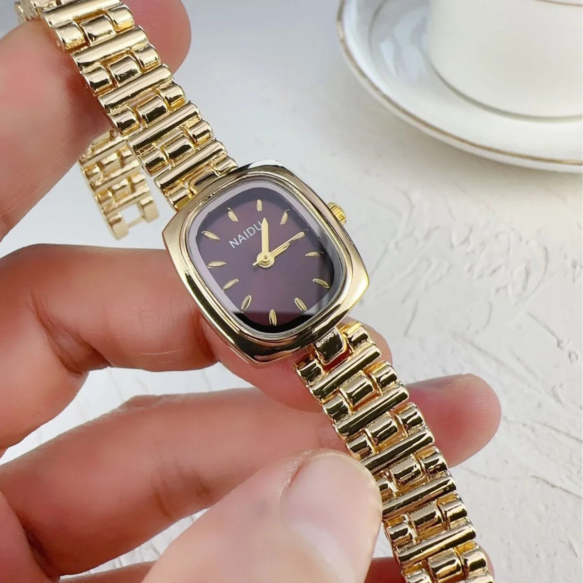 Classic Retro Minimalist Everyday Timepiece