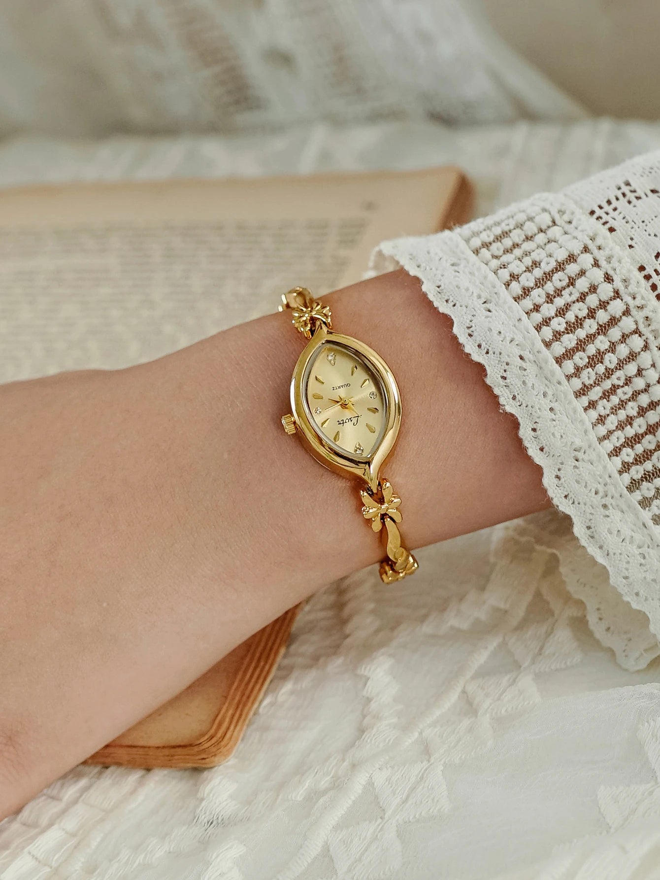 Metro Classic Compact Bracelet Watch