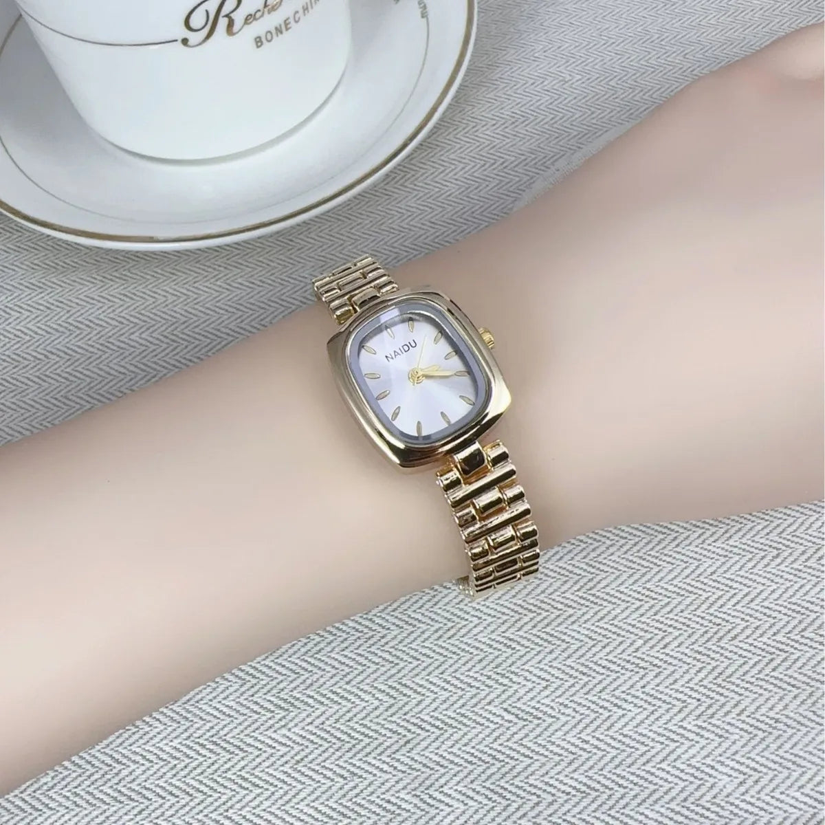 Classic Retro Minimalist Everyday Timepiece
