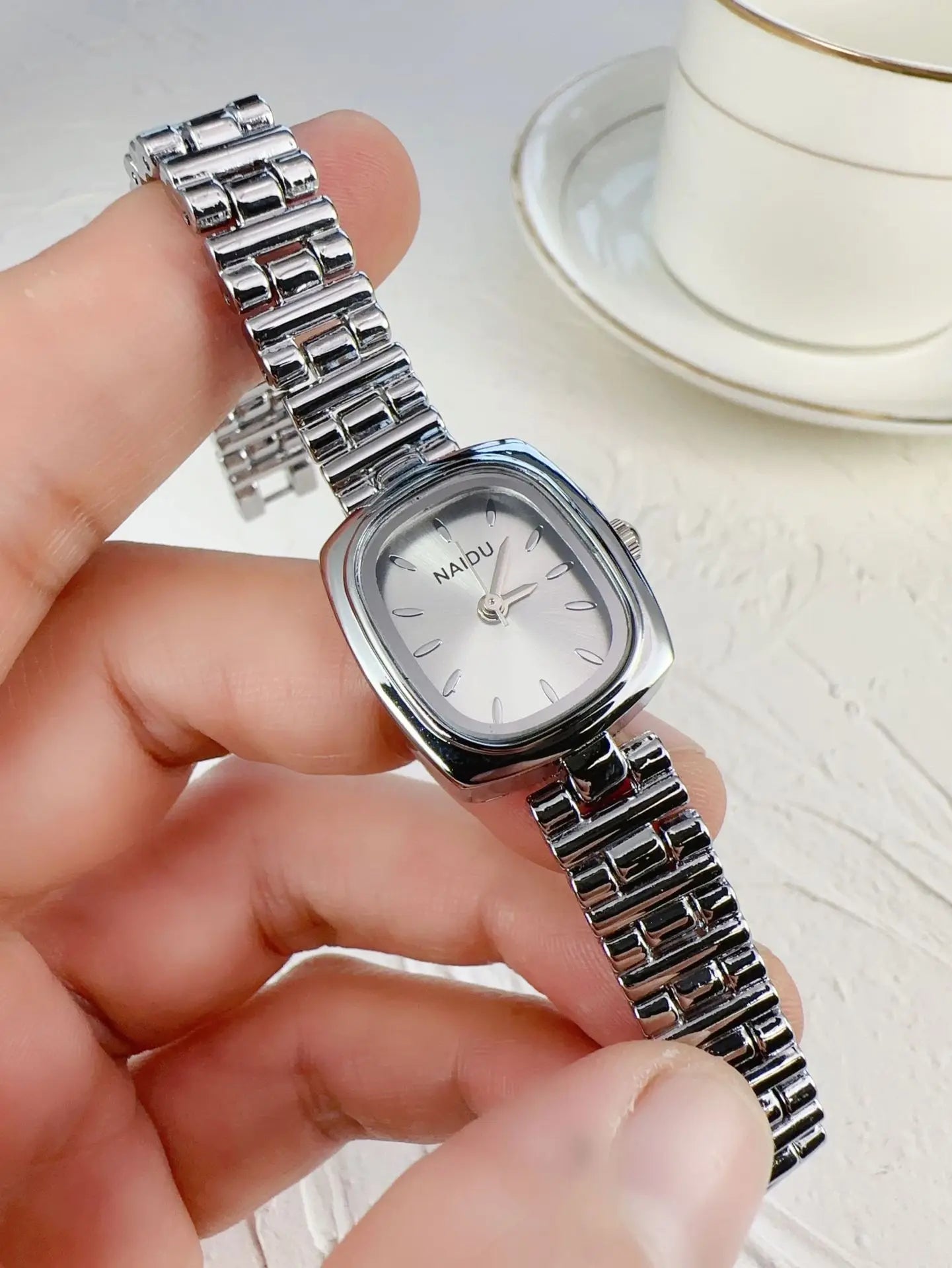Classic Retro Minimalist Everyday Timepiece